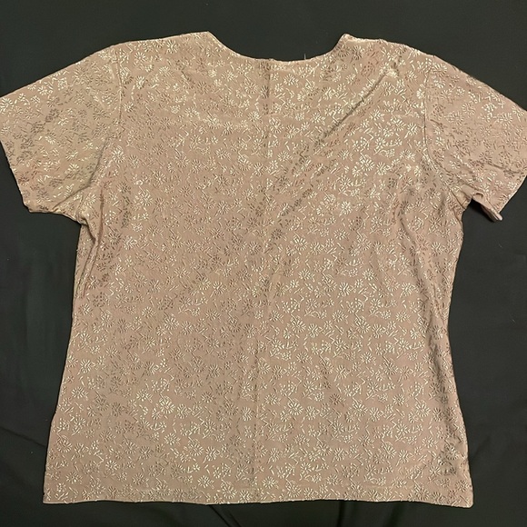 4/$20 | Embroidered Floral T shirt - Picture 6 of 7